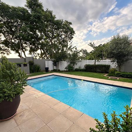 Stylish Executive Apartment With Power Backup Johannesburg Exterior photo