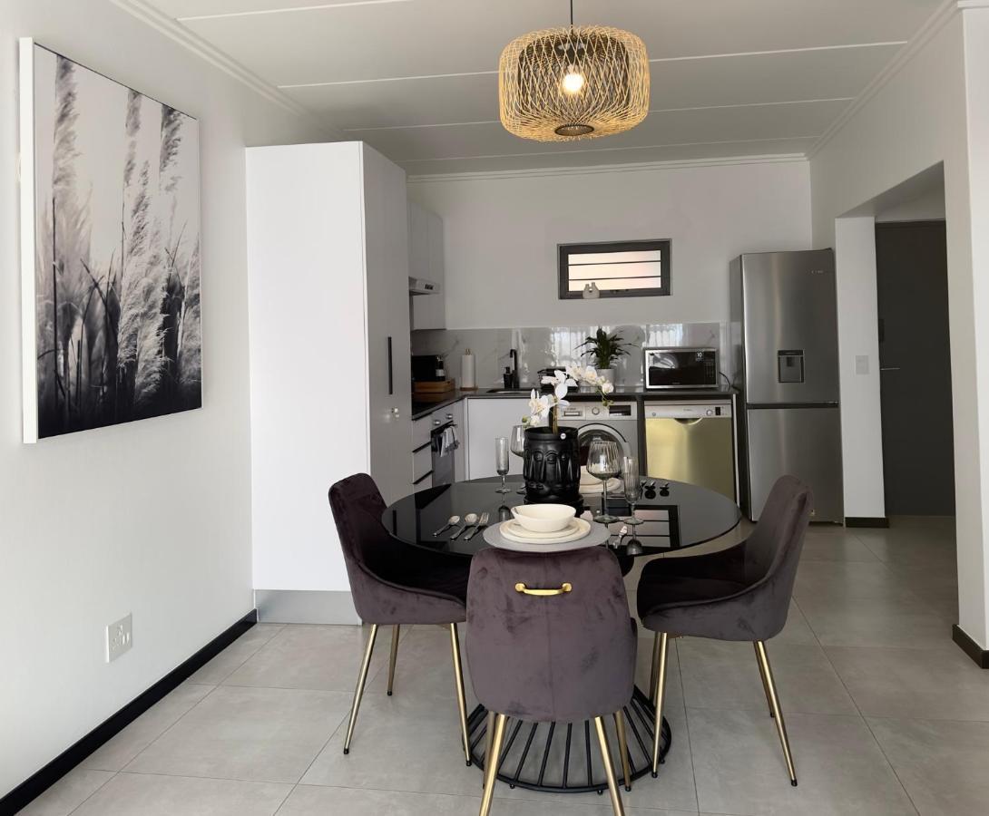 Stylish Executive Apartment With Power Backup Johannesburg Exterior photo