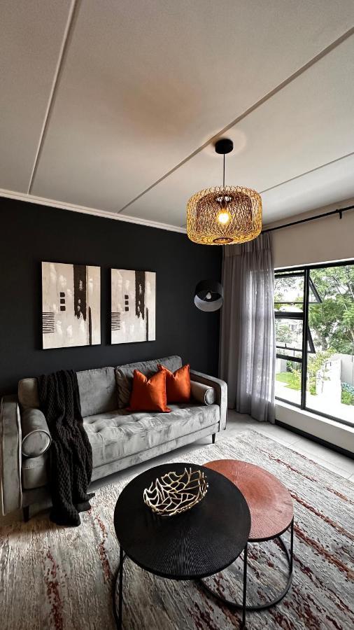 Stylish Executive Apartment With Power Backup Johannesburg Exterior photo